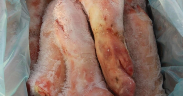 Hà Tĩnh: Thu giữ hơn 1 tấn thực phẩm quá hạn chưa kịp mang đi tiêu thụ