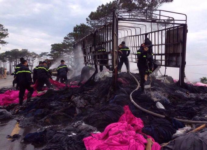 C&aacute;c chiến sỹ Cảnh s&aacute;t PCCC Đắk Lắk đang dập đ&aacute;m ch&aacute;y.