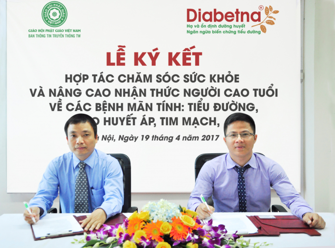 &Ocirc;ng Vũ Ngọc Đ&agrave;o &ndash; Gi&aacute;m đốc nh&atilde;n h&agrave;ng Diabetna v&agrave; &ocirc;ng Phan Hữu Dương &ndash; Đại diện Ban Th&ocirc;ng tin truyền th&ocirc;ng Gi&aacute;o hội Phật gi&aacute;o Việt Nam tại lễ k&yacute; kết.