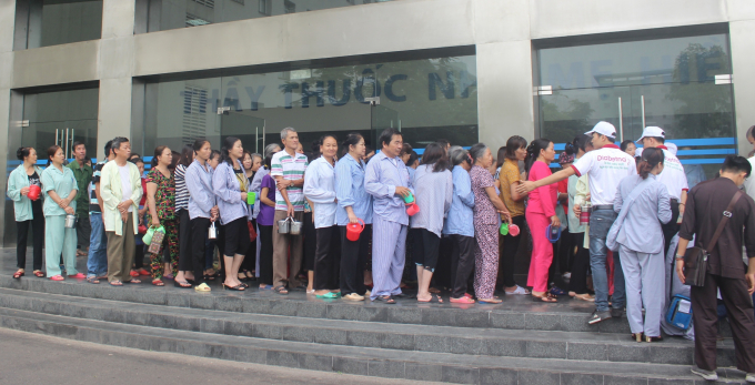 Bệnh nh&acirc;n tiểu đường xếp h&agrave;ng nhận ch&aacute;o.