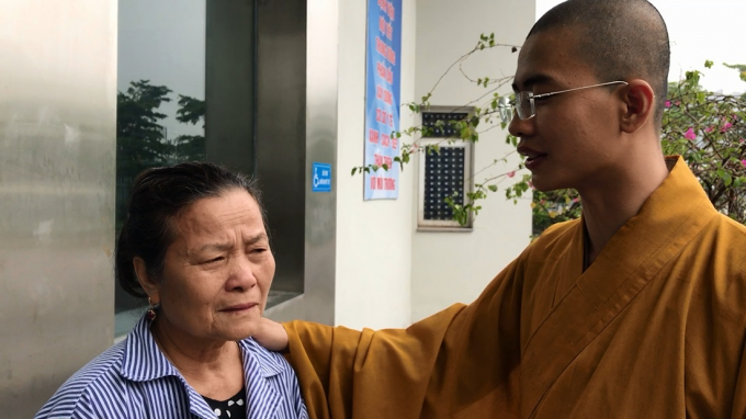 Người bệnh tiểu đường x&uacute;c động khi nhận &ldquo;b&aacute;t ch&aacute;o y&ecirc;u thương&rdquo; từ sư thầy.