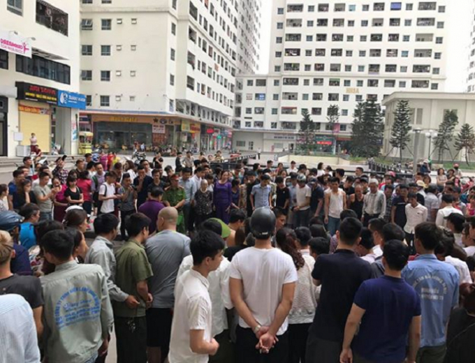 Nhiều người d&acirc;n sinh sống xung quanh khu vực b&agrave;ng ho&agrave;ng về sự việc xảy ra.