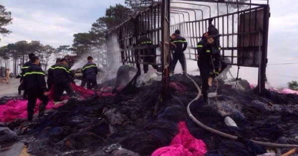 Đắk Lắk: Xe tải đang chạy bốc cháy, tài xế nhảy khỏi xe thoát thân