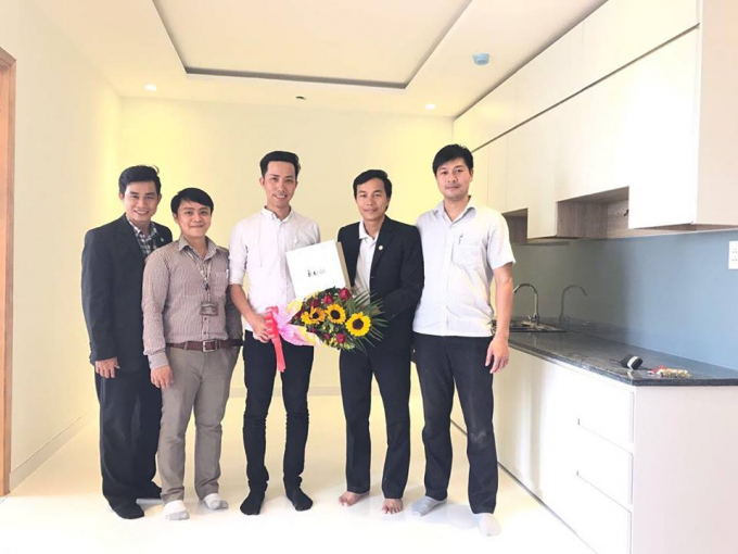 Kh&aacute;ch h&agrave;ng vui mừng khi hữu căn hộ gi&aacute; rẻ nhưng hưởng cuộc sống sang trọng.