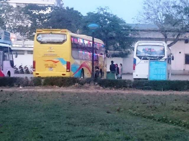 &nbsp;Cũng tại bến thuyền T&ograve;a Kh&acirc;m một chiếc xe kh&aacute;c h&atilde;ng xe Hưng Th&agrave;nh cũng đến đ&oacute;n kh&aacute;ch.