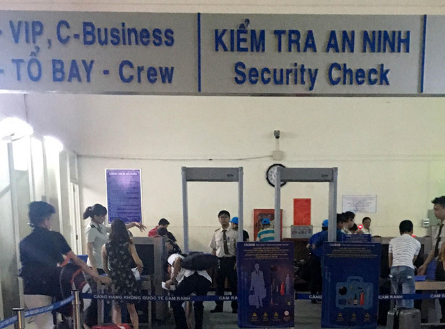 Khu vực soi chiếu an ninh h&agrave;ng kh&ocirc;ng.