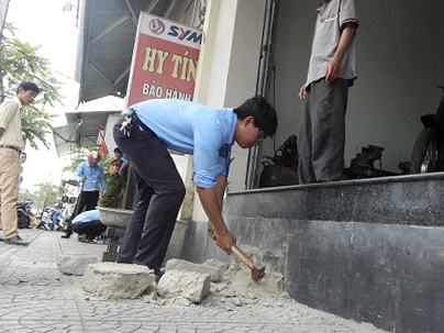 Xử l&yacute; một trường hợp nh&agrave; d&acirc;n vi phạm lấn chiếm vỉa h&egrave;.