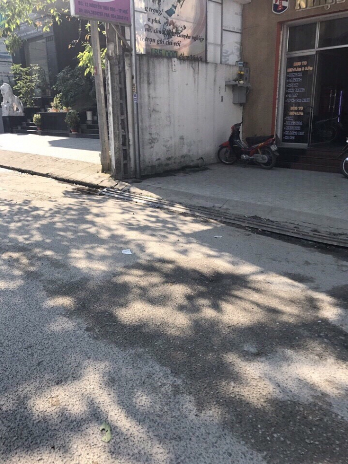 Bức tường n&agrave;y c&oacute; lấn chiếm vỉa h&egrave; kh&ocirc;ng?