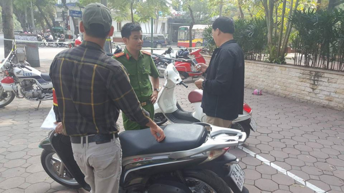 Chiếc xe được lục lượng chức năng bắt giữ v&agrave; đang truy t&igrave;m chủ nh&acirc;n của chiếc xe.