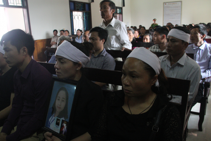 Rất đ&ocirc;ng người nh&agrave; nạn nh&acirc;n c&oacute; mặt trong phi&ecirc;n x&eacute;t xử.