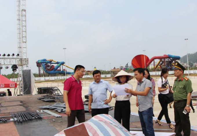 B&agrave;&nbsp;Vũ Thị Thu Thủy (thứ 3 từ b&ecirc;n tr&aacute;i sang) kiểm tra c&ocirc;ng t&aacute;c chuẩn bị cho chương tr&igrave;nh.