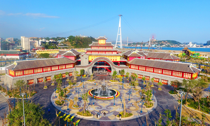 Chương tr&igrave;nh &ldquo;Rực rỡ Hạ Long 2017&rdquo;&nbsp;được tổ chức v&agrave;o 20h ng&agrave;y 28/4 tại C&ocirc;ng vi&ecirc;n Đại Dương (Khu du lịch B&atilde;i Ch&aacute;y, TP Hạ Long).