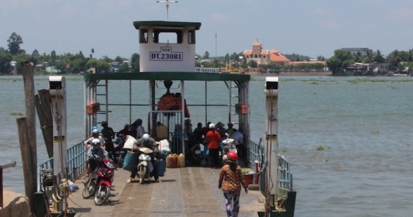 Bàng hoàng chứng kiến cảnh người mẹ ôm con bại não nhảy sông tự vẫn