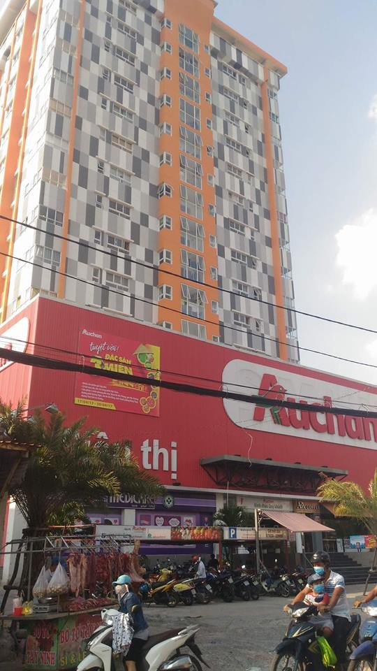 Dưới block chưa được nghiệm thu n&agrave;y l&agrave; si&ecirc;u thị lớn đang hoạt động.