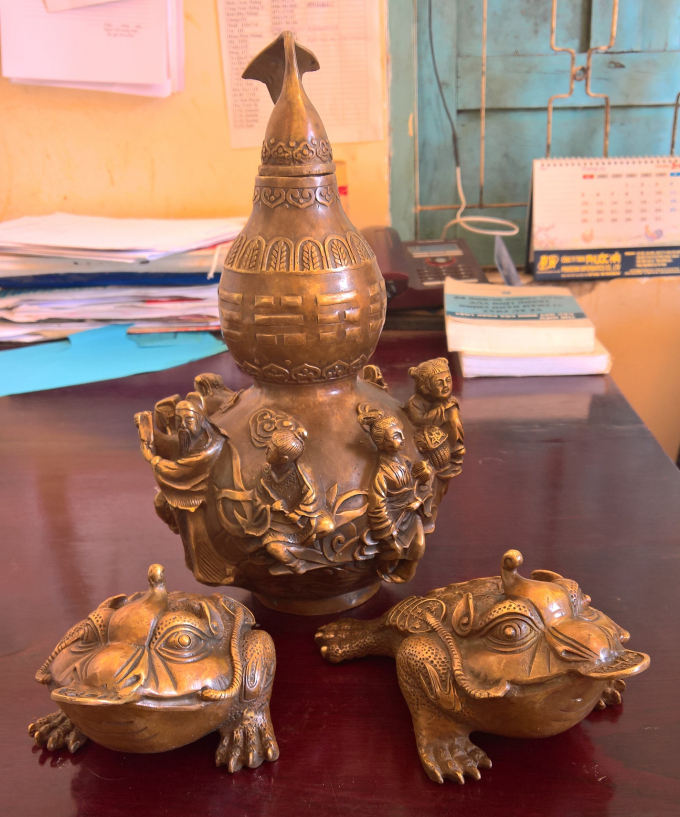 Bộ Hồ L&ocirc; B&aacute;t qu&aacute;i v&agrave; con C&oacute;c ngậm tiền gi&aacute; 10 triệu đồng được c&aacute;c đối tượng lừa b&aacute;n cho người d&acirc;n.