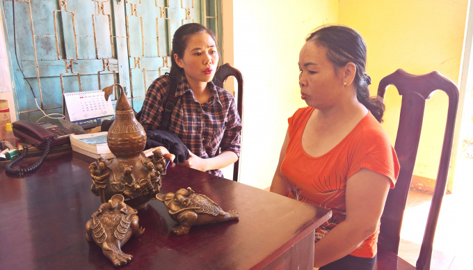 B&agrave; Thu đang kể lại với ph&oacute;ng vi&ecirc;n về việc m&igrave;nh bị c&aacute;c đối tượng lừa b&agrave; mua đồ cổ