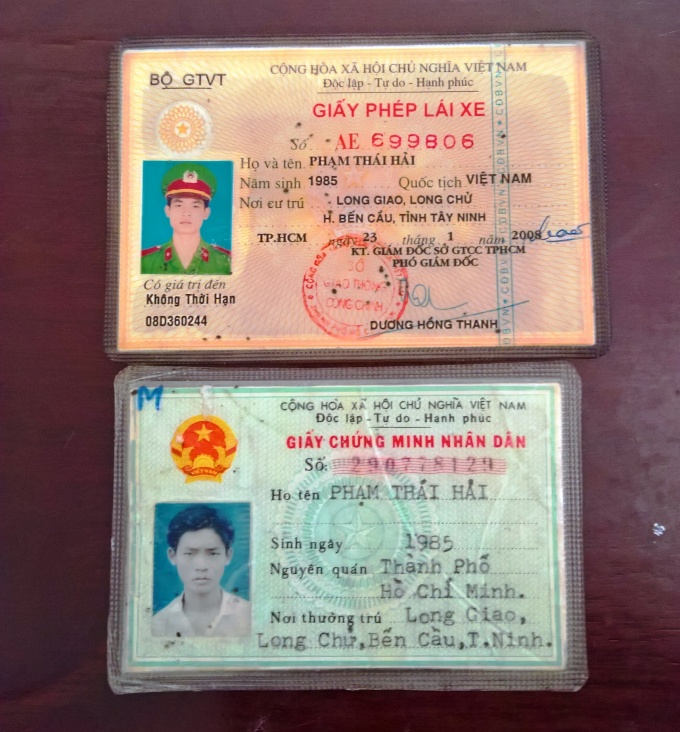 Chứng minh nh&acirc;n d&acirc;n v&agrave; giấy ph&eacute;p l&aacute;i xe c&oacute; d&aacute;n đồng phục c&ocirc;ng an giả được Hải d&ugrave;ng để đi lừa