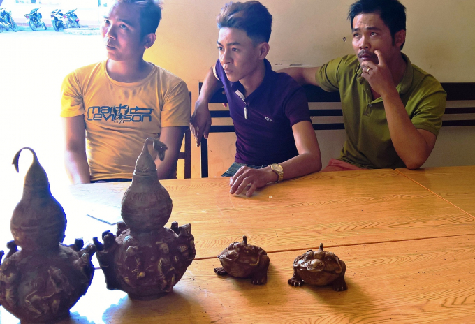 C&aacute;c đối tượng Hải, An, Linh c&ugrave;ng tang vật tại cơ quan chức năng.