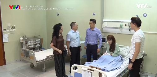 Gia đ&igrave;nh Thanh v&agrave; người đ&agrave;n &ocirc;ng lạ mặt b&ecirc;n cạnh giường bệnh của V&acirc;n