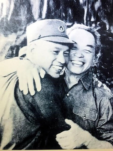 Đại tướng V&otilde; Nguy&ecirc;n Gi&aacute;p v&agrave; Đại tướng Văn Tiến Dũng gặp lại nhau sau giải ph&oacute;ng S&agrave;i G&ograve;n ng&agrave;y 5/5/1975.