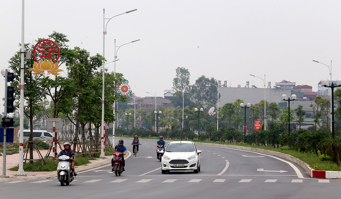 Mặt cắt ngang tuyến phố l&agrave; 40 m, mỗi b&ecirc;n c&oacute; 3 l&agrave;n xe chạy.  Để x&acirc;y dựng tuyến phố n&agrave;y, H&agrave; Nội giải ph&oacute;ng mặt bằng 470 cơ quan v&agrave; nh&agrave; d&acirc;n, t&aacute;i định cư hơn 100 gia đ&igrave;nh.&nbsp;Dự &aacute;n từng gặp kh&oacute; khăn v&igrave; một số hộ d&acirc;n cho rằng đoạn tuyến 200 m&eacute;t qua c&aacute;c tổ 14, 15 L&acirc;m Du, phường Bồ Đề bị &ldquo;nắn cong&rdquo; g&acirc;y l&atilde;ng ph&iacute; h&agrave;ng trăm tỷ đồng tiền giải ph&oacute;ng mặt bằng. Th&agrave;nh phố H&agrave; Nội sau đ&oacute; khẳng định, việc thực hiện dự &aacute;n ph&ugrave; hợp với quy hoạch, chỉ giới đường đỏ đ&atilde; được c&aacute;c cấp c&oacute; thẩm quyền ph&ecirc; duyệt.  Chủ tịch UBND quận Long Bi&ecirc;n Đỗ Mạnh Hải giải th&iacute;ch, to&agrave;n tuyến đường c&oacute; đoạn cong để đảm bảo yếu tố kỹ thuật v&agrave; an ninh quốc ph&ograve;ng. Ri&ecirc;ng đoạn 200 m&eacute;t người d&acirc;n n&oacute;i cong l&agrave; đường thẳng, kh&ocirc;ng bị nắn chỉnh trong qu&aacute; tr&igrave;nh quy hoạch dự &aacute;n.