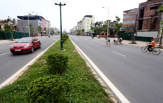 Dải ph&acirc;n c&aacute;ch giữa rộng khoảng 2 m c&oacute; hệ thống cột điện chiếu s&aacute;ng.