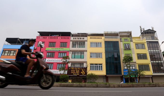 Tuyến phố vừa kh&aacute;nh th&agrave;nh, nhiều nh&agrave; mặt tiền với c&aacute;c m&agrave;u sắc kh&aacute;c nhau mọc l&ecirc;n san s&aacute;t.