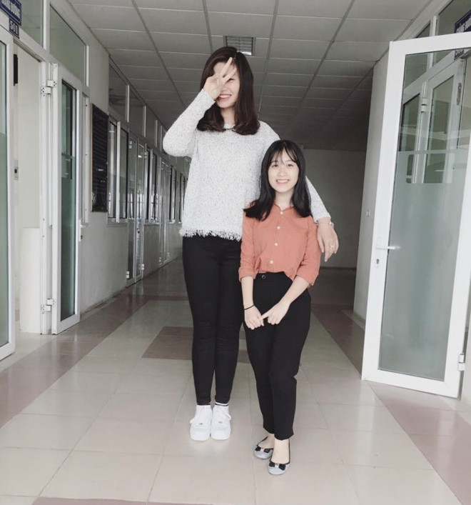 Một bức ảnh kh&aacute;c của 2 c&ocirc; g&aacute;i chụp chung tại lớp học.