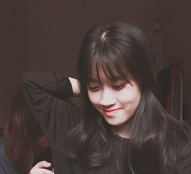 Thu H&agrave; kh&ocirc;ng ngần ngại khi chụp ảnh chung với c&ocirc; bạn cao nhất lớp.