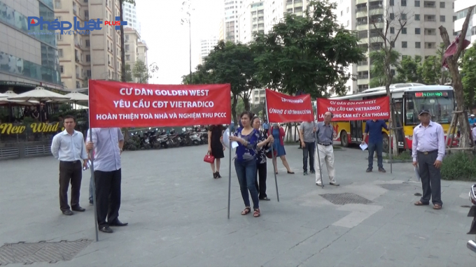 Cư d&acirc;n đ&atilde; tập chung lại với nhau c&ugrave;ng băng d&ocirc;n k&eacute;o đến&nbsp; trụ sở văn ph&ograve;ng Vietradico.