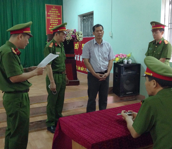 C&ocirc;ng an tỉnh H&agrave; Giang đọc quyết định bắt tạm giam &ocirc;ng Vũ Mạnh Hoạch. (ảnh: B&aacute;o H&agrave; Giang)