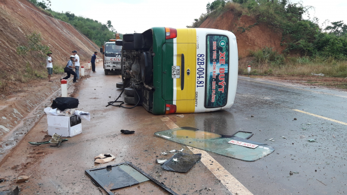 Đường mưa, trơn trượt, lại &ocirc;m cua n&ecirc;n chiếc xe Bu&yacute;t lật nghi&ecirc;ng.