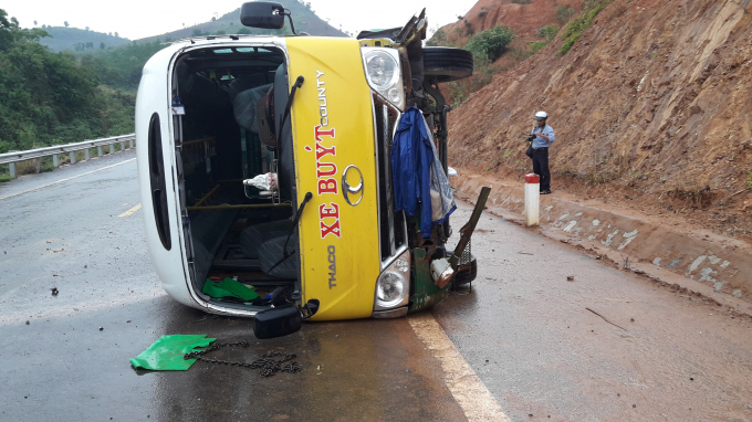 Nhiều người phải đập gương ph&iacute;a trước để đưa h&agrave;nh kh&aacute;ch ra ngo&agrave;i.