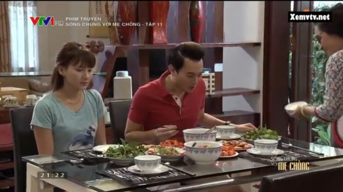 Bữa cơm thịnh soạn b&agrave; Phương chuẩn bị đ&oacute;n con d&acirc;u trở về.