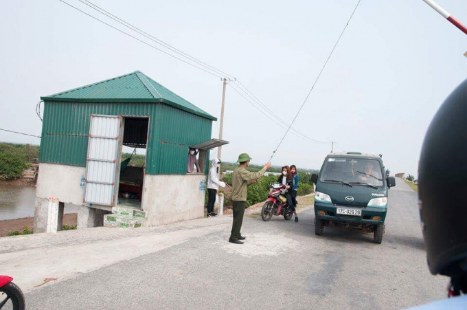 Chốt thu ph&iacute; tr&aacute;i ph&eacute;p tr&ecirc;n đường v&agrave;o Khu du lịch sinh th&aacute;i Cồn V&agrave;nh.