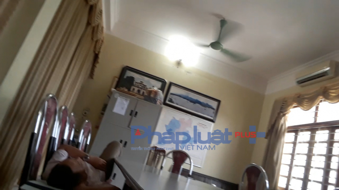 Mặc cho c&oacute; người v&agrave;o 3 c&aacute;n bộ vẫn say sưa nằm ngủ.