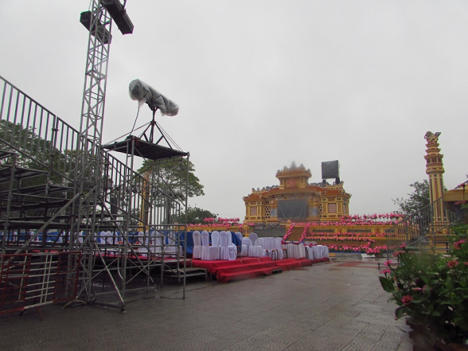 S&acirc;n khấu đ&atilde; sẵn s&agrave;ng cho đ&ecirc;m khai mạc.