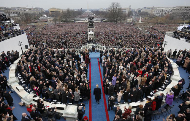 &Ocirc;ng Trump tiến v&agrave;o lễ đ&agrave;i để chuẩn bị bắt đầu nghi thức tuy&ecirc;n thệ, ch&iacute;nh thức trở th&agrave;nh tổng thống đời thứ 45 của nước Mỹ.