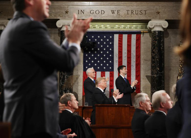 Tổng thống Trump v&agrave; c&aacute;c th&agrave;nh vi&ecirc;n nội c&aacute;c d&agrave;nh tr&agrave;ng ph&aacute;o tay cho b&agrave; Carryn Owens, vợ của l&iacute;nh biệt k&iacute;ch William Ryan Owens thuộc lực lượng đặc nhiệm SEAL của Hải qu&acirc;n Mỹ - người đ&atilde; thiệt mạng trong cuộc chiến chống khủng bố tại Yemen. Đ&acirc;y cũng l&agrave; lần đầu ti&ecirc;n &ocirc;ng Trump ph&aacute;t biểu trước phi&ecirc;n họp chung của Quốc hội Mỹ h&ocirc;m 28/2.