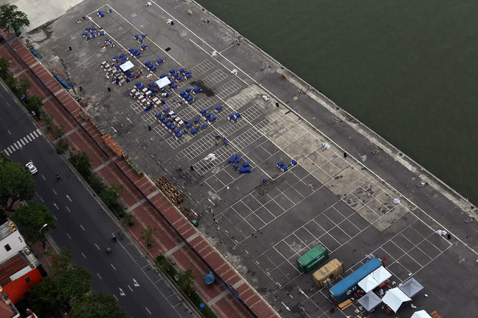 Ng&agrave;y 28/4, đội Việt Nam v&agrave; đội &Aacute;o đ&atilde; gần ho&agrave;n thiện việc đặt ph&aacute;o, chuẩn bị cho đ&ecirc;m tranh t&agrave;i Lễ hội ph&aacute;o hoa quốc tế Đ&agrave; Nẵng 2017 (DIFF 2017).Trận địa ph&aacute;o đặt tại b&atilde;i cảng s&ocirc;ng H&agrave;n cũ giữa đường Bạch Đằng v&agrave; s&ocirc;ng H&agrave;n, dưới kh&aacute;ch sạn Novotel.