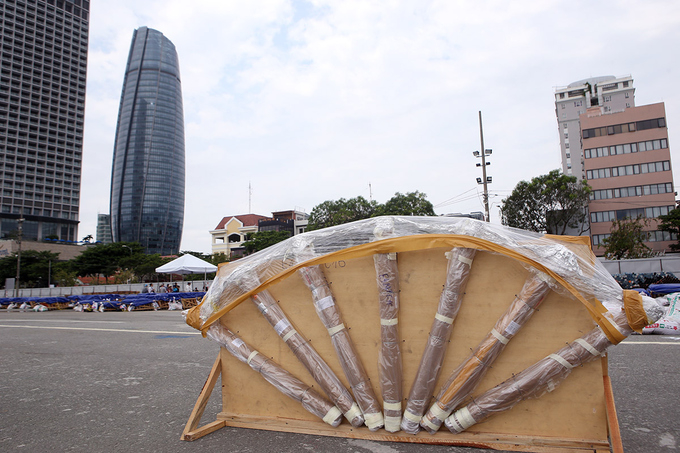 Một gi&agrave;n ph&aacute;o đ&atilde; lắp ho&agrave;n chỉnh. Ph&aacute;o được bọc nylon để kh&ocirc;ng bị ẩm hay nước thấm v&agrave;o nếu trời mưa. Trước giờ khai hỏa, c&aacute;c nh&acirc;n vi&ecirc;n kỹ thuật sẽ gỡ bỏ nylon.