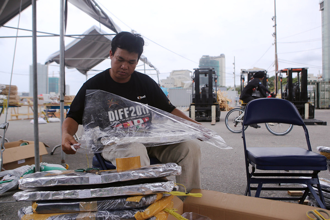 C&aacute;c nh&acirc;n vi&ecirc;n của hai đội đang ho&agrave;n tất c&aacute;c c&ocirc;ng việc trước