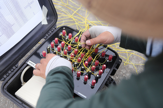 Khi bắn ph&aacute;o hoa, c&aacute;c đội chỉ cần nhấn n&uacute;t theo phần mềm đ&atilde; c&agrave;i đặt để tr&igrave;nh diễn phần thi của m&igrave;nh.