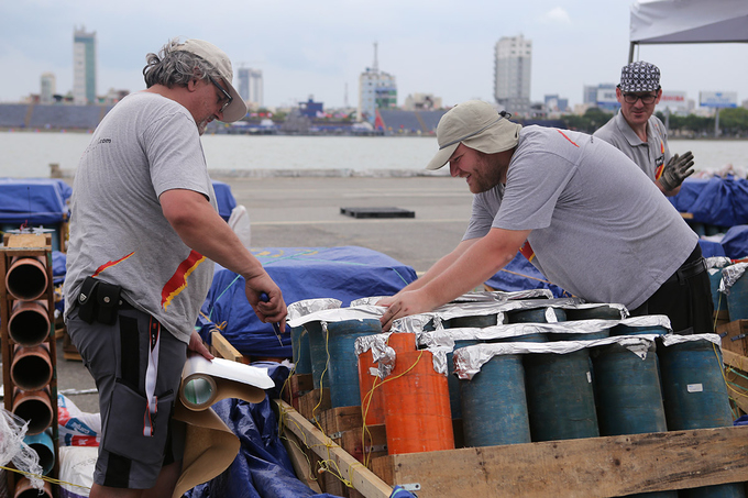 Nh&acirc;n vi&ecirc;n đội &Aacute;o cẩn thận bọc lại miệng c&aacute;c ống ph&oacute;ng bằng giấy bạc, trước khi phủ bạt che k&iacute;n.