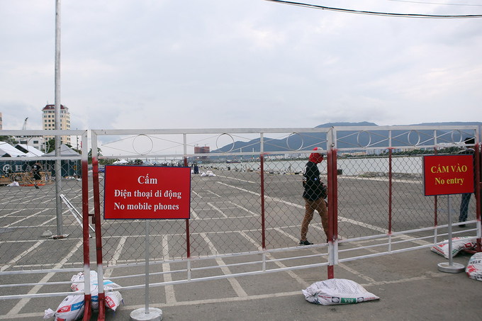 Khu vực trận địa ph&aacute;o hoa được bảo vệ nghi&ecirc;m ngặt.&nbsp;