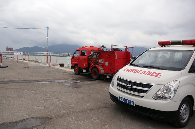 Xe cứu thương v&agrave; cứu hỏa t&uacute;c trực, sẵn s&agrave;ng cho c&aacute;c t&igrave;nh huống cần thiết.