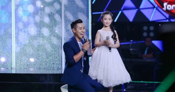 Nguyên Khang quỳ gối dẫn chương trình cùng Á quân Gương mặt thân quen nhí