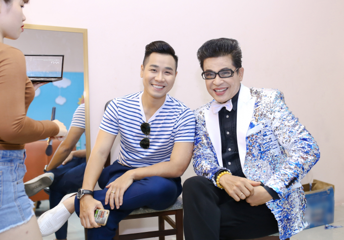 Nguy&ecirc;n Khang quỳ gối dẫn chương tr&igrave;nh c&ugrave;ng &Aacute; qu&acirc;n Gương mặt th&acirc;n quen nh&iacute;