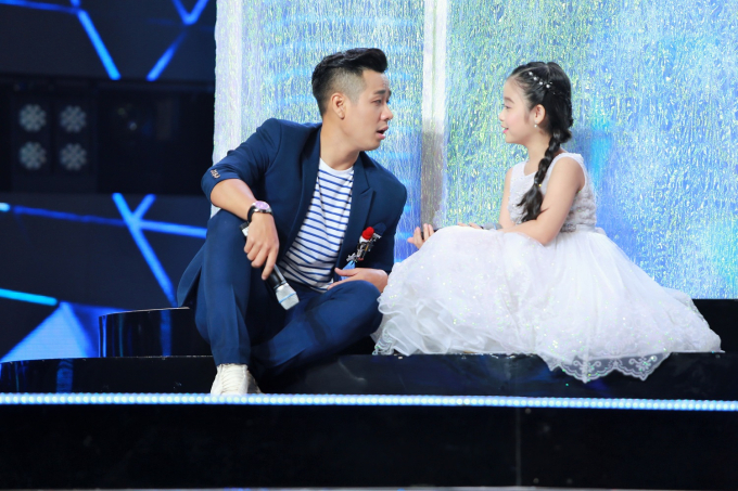 Nguy&ecirc;n Khang quỳ gối dẫn chương tr&igrave;nh c&ugrave;ng &Aacute; qu&acirc;n Gương mặt th&acirc;n quen nh&iacute;