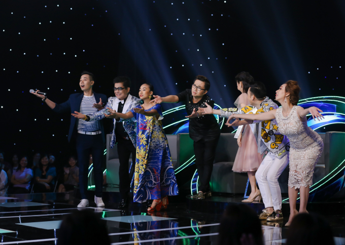 Nguy&ecirc;n Khang quỳ gối dẫn chương tr&igrave;nh c&ugrave;ng &Aacute; qu&acirc;n Gương mặt th&acirc;n quen nh&iacute;